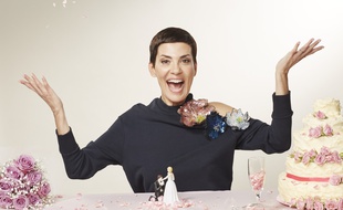 Cristina Cordula anime «Mission Mariage», une émission dans laquelle elle vient en aide à de futurs mariés en difficulté.