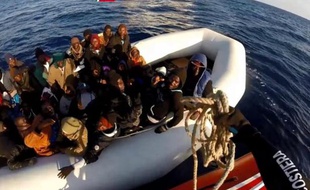 Capture d'écran fournie le 17 avril 2015 par les gardes-côtes italiens d'une opération de sauvetage d'un bateau de migrants menée le 15 avril 2015 au large de la Sicile