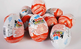 Illustrations d'oeufs Kinder Surprise.
