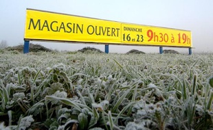 Un panneau annonçant l'ouverture d'une grande surface à Rots (Calvados) le dimanche 13 décembre 2007.