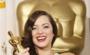 La Française Marion Cotillard a remporté dimanche un historique Oscar de la meilleure actrice à Hollywood pour "La môme" sur la vie d'Edith Piaf, tandis que les statuettes des seconds rôles sont allés à Javier Bardem et Tilda Swinton.
