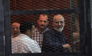 Le guide suprême des Frères musulmans, Mohamed Badie lors d'une audience judiciaire, le 30 août 2014 au Caire
