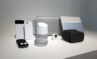 Toute la famille de hardware fabriqué par Google, avec, au centre, les enceintes Home Mini, Home et Homle Max.