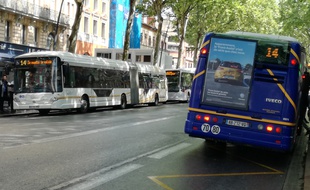 Le défilé des bus sur les boulevards de Toulouse, le 16 juillet 2018, jour de la fermeture pour travaux de la ligne A du métro.