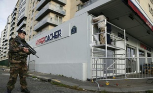 Installation d'une plaque commémorative sur la devanture de l'hyper cacher, le 4 janvier 2015 à Paris