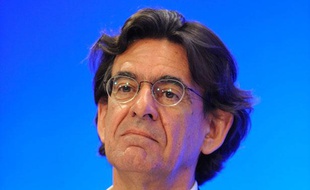 Luc Ferry à un séminaire à Paris, en mai 2011.