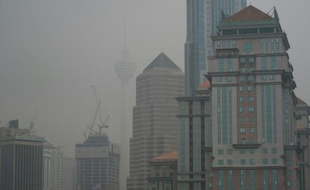 Les incendies de forêts en Indonésie provoquent des nuisances jusqu'en Malaisie dont la capitale Kuala Lumpur est envahie par une épaisse fumée blanche, le 15 septembre 2015