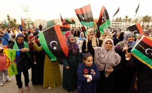 Des libyens agitent le drapeau national lors d'un rassemblement à Tripoli le 6 novembre 2014