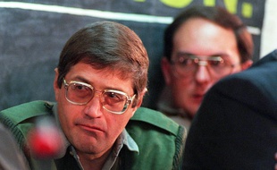 Eugene de Kock, le 21 juillet 1998 à Prétoria(FILES)-- A file photo taken on July 21, 1998 in Pretoria shows Eugene De Kock, who was sentenced to 289 years imprisonment and life sentence for 87 crimes, being guarded by a prison warder at the Truth and Reconciliation Commission (TRC) hearing. One of South Africa's most notorious apartheid murderers, Eugene de Kock -- dubbed "Prime Evil" -- was granted parole on January 30, 2015, after 20 years in jail, while applications by two others were refused. AFP PHOTO / WALTER DHLADHLA