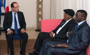 François Hollande discute avec l'opposition congolaise le 13 octobre 2012.