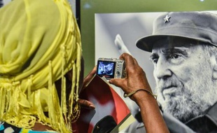 Une femme devant une photo du président cubain Fidel Castro, le 12 août 2014 à La Havane