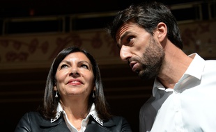 Tony Estanguet, le président du Comité d'organisation des JO 2024, en discussion avec la maire de Paris Anne Hidalgo.