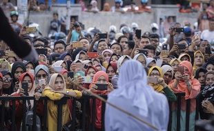 Une femme se fait flageller en public, le 20 avril 2018, à Banda Aceh en Indonésie.