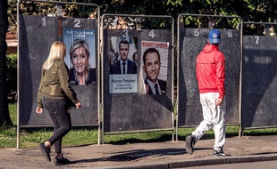 Des panneaux d'affichage public lors de la présidentielle 2017.
