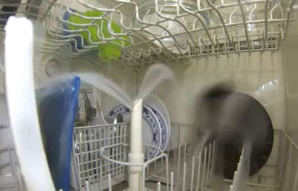 VIDÉO. Regardez ce qui se passe dans un lavevaisselle en marche