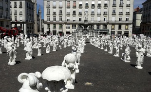 D'étranges statues couvrent la place Royale à Nantes.