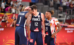 Ntilikina, De Colo et Albicy rassemblés après la victoire contre les Etats-Unis.