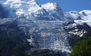 Vue depuis Chamonix des Alpes françaises dont le Mont-Blanc, le 3 juin 2015