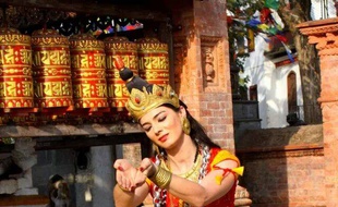 Maud Grasmuk, alias Manjushree, danse devant un temple népalais.
