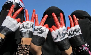 Des dizaines de milliers de personnes ont manifesté dimanche à Sanaa, réclamant l'exécution du président Ali Abdallah Saleh et protestant contre la loi lui accordant l'immunité.