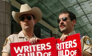 Non ce n'est pas la police de Los Angeles qui a rejoint le mouvement mais deux des acteurs de la série complètement loufoque «Reno 911» diffusée en France sur Pink TV.