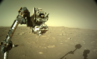 Une des photos de Mars prise par Navcam, la caméra placée sur le mât du rover Perseverance.