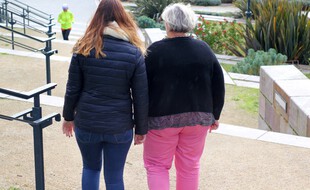 Karine et sa tante Laurence Brunet-Jambu attaquent l'Etat français pour faute lourde et estiment que la justice n'a pas su protéger celle qui a été violée à de multiples reprises alors qu'elle était enfant.