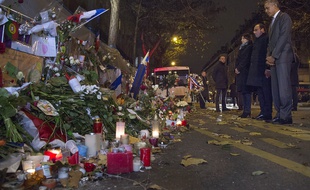 Anne Hidaldo, François Hollande et Barack Obama se recueillent devant le Bataclan, le 30 novembre 2015.