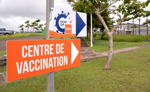 Un panneau de centre de vaccination.