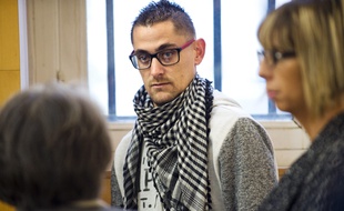 Riom (Puy de Dôme), le 14 novembre 2016. Nicolas Chafoulais, le père de Fiona devant la cour où sont jugés Cécile Bourgeon et Berkane Makhlouf.