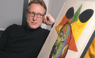 Arthur Brand pose à côté du Picasso retrouvé, «Buste de Femme (Dora Maar)», le 14 mars 2019.