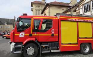 Illustration d'un camion de pompiers à la caserne Saint-Georges à Rennes.