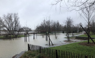 Le fleuve est sorti de son lit et les berges de la rive droite sont inondées ce lundi matin.
