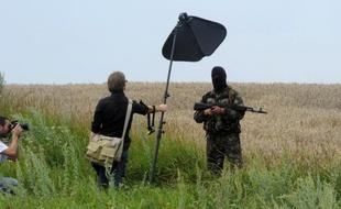 Un séparatiste pro-russe cagoulé sur le site du crasjh de l'avion malaisien à Grabove, le 19 juillet 2014