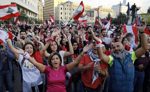 Des manifestants antigouvernement chantent des slogans à Beyrouh, le 3 novembre 2019.