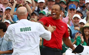 Tiger Woods célèbre sa victoire à Augusta avec son caddie, le 14 avril 2019.