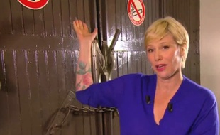 Maïtena Biraben devant le plateau du «Grand Journal», cadenassé en raison d'un dégât des eaux, le 30 mai 2016.