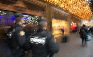 Des gendarmes patrouillent devant un grand magasin à Paris le 19 novembre 2015 dans le cadre du plan Vigipirate