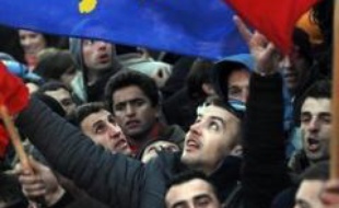 Le Kosovo a proclamé dimanche son indépendance, rêve de plusieurs générations d'Albanais de la province, mais catégoriquement rejetée par Belgrade, avec le soutien de la Russie qui réclame son annulation, et par les Serbes du Kosovo qui menacent de faire sécession.