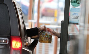 Achat d'un Happy Meal dans un drive-in de McDonald's.