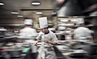 Des cuisiniers au travail dans un grand restaurant