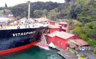 Le cargo de pavillon maltais s'est encastré dans la villa ottomane, à Istanbul le 7 avril 2018.