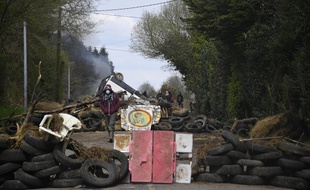 Une barricade sur la RD 81 traversant la ZAD de Notre-Dame-des-Landes.