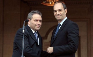 Le ministre du Travail sortant Eric Woerth a transmis lundi "avec joie" son ministère à Xavier Bertrand, un "ami de longue date", qui a salué le départ d'"un grand ministre du Travail".