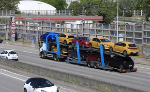 Un camion transporte de nouvelles voitures sur l'autoroute menant à Paris, le mardi 26 mai 2020 à Villacoublay, à l'ouest de Paris.