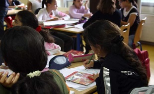 Des élèves du collège Robert-Desnosà Orly fait partie du programme E.C.L.A.I.R (Ecole Collège Lycée Ambition Innovation Réussite) depuis Septembre 2011.