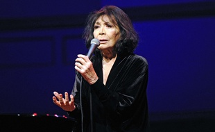 La chanteuse Juliette Greco lors d'un concert à Hambourg en Allemagne le 21 octobre 2015