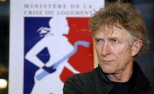 "Considérer aujourd'hui qu'une tente constitue un débarras sur la voie publique est une injure", s'est indigné Jean-Baptiste Eyraud, affirmant que l'article invoqué visait habituellement l'encombrement par des gravats ou des détritus.
