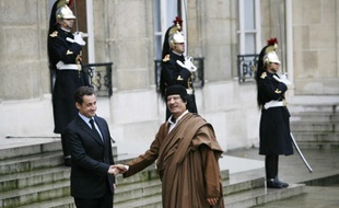 Nicolas Sarkozy et Mouammar Kadhafi, le 10 décembre 2007 à l'Elysée