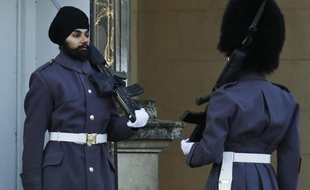 Jatenderpal Singh Bhullar, un soldat sikh de 25 ans, est devenu le 11 décembre le premier garde de Buckingham palace à ne pas arborer le traditionnel bonnet en poil d'ours.